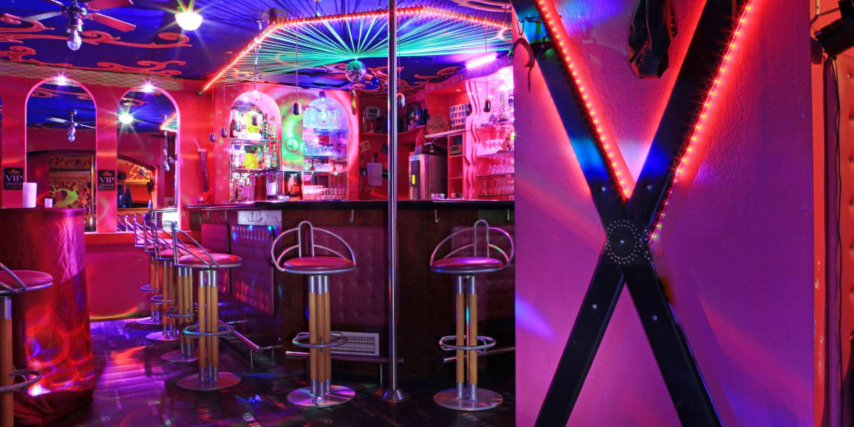 Andreaskreuz an Wand mit Bar im Hintergrund