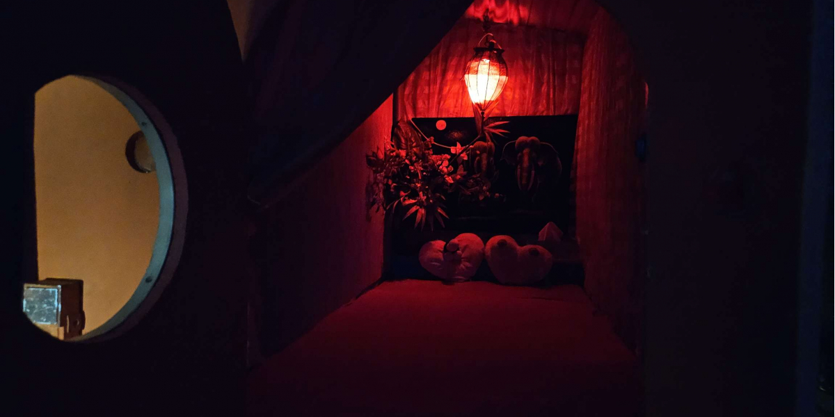 Raum mit roter Beleuchtung und Herzen Kissen
