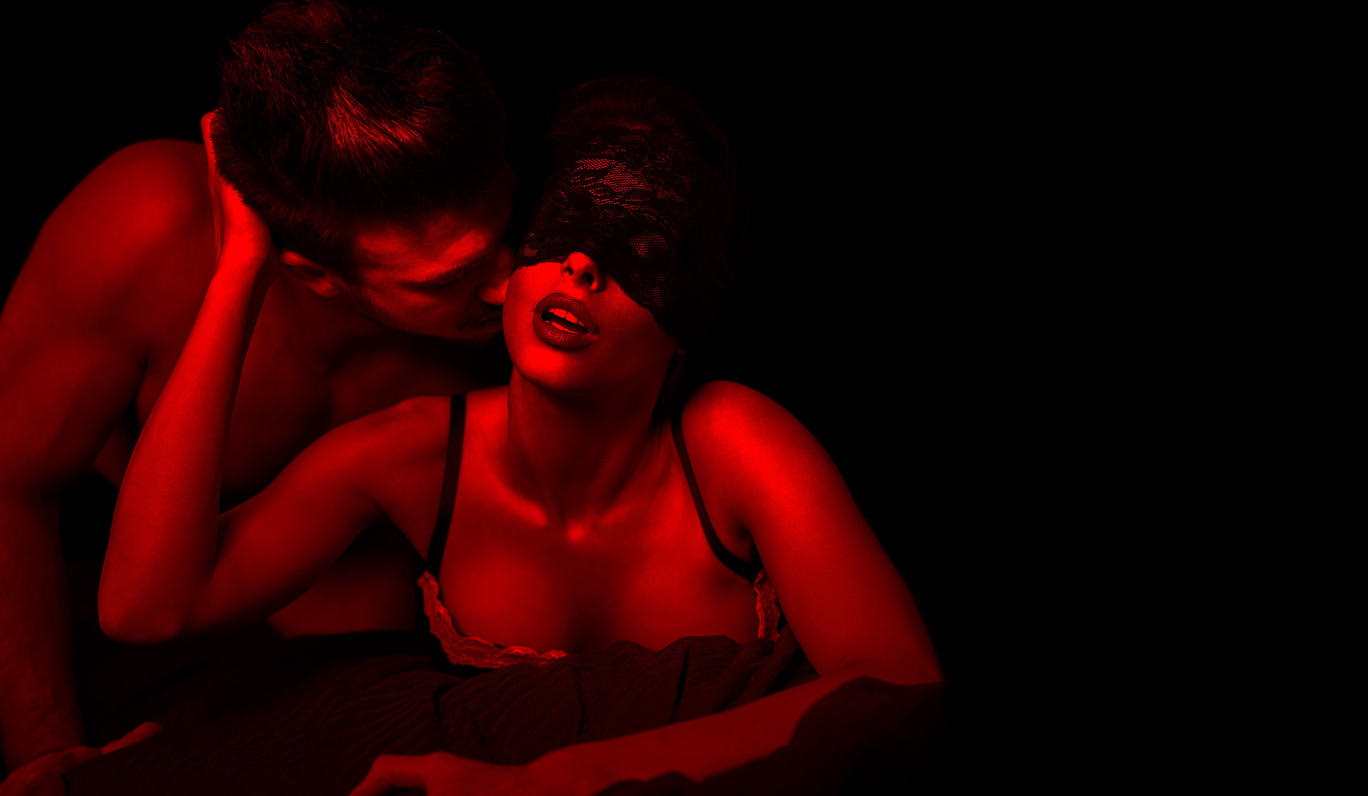 Rotlicht Bild Mann und Frau mit verbundenen Augen