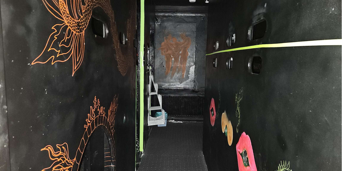 Dark Room mit Wandbemalung