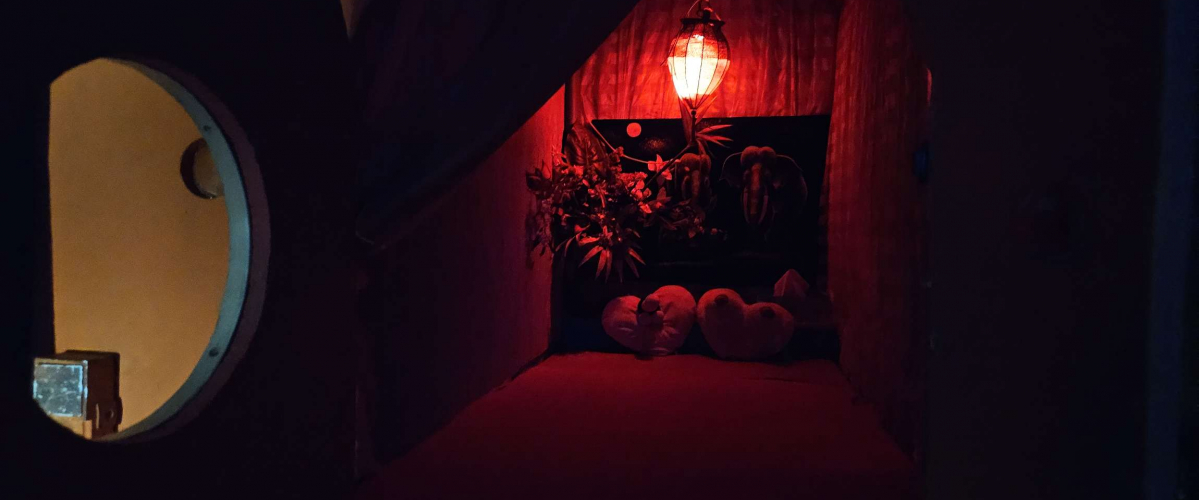 Raum mit roter Lampe und Kissen